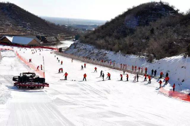 镇桃峪口 1,北京军都山滑雪场 优惠后价格:40元 2,北京静之湖滑雪场