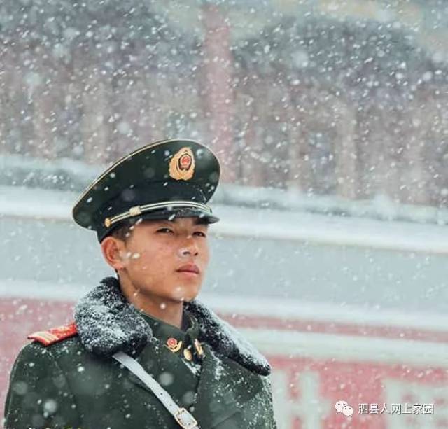 北京天安门大雪纷飞 站岗执勤的守卫军人成了一道最美