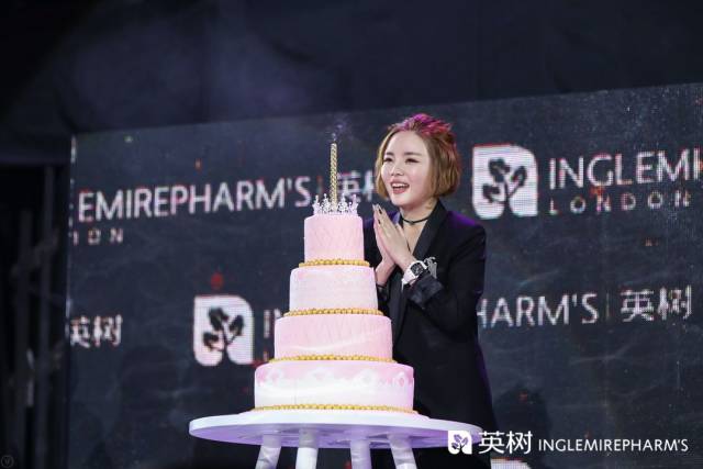 盛典现场我们两位代言人更是为咱们英树创始人nicole送上惊喜且诚挚
