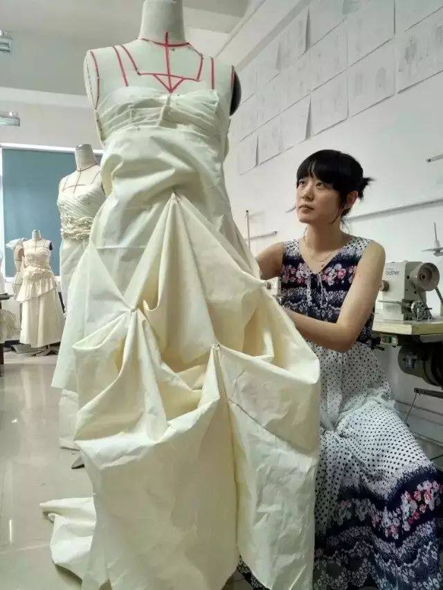 立体裁剪与创意女装设计