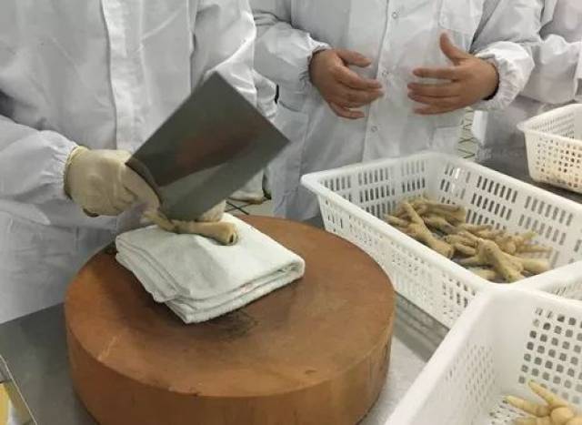 直播!无骨鸡爪到底是怎么去骨的?跟我们去廖