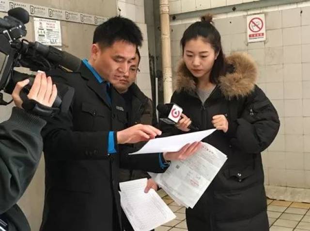 直播!无骨鸡爪到底是怎么去骨的?跟我们去廖