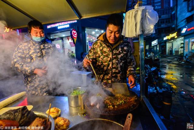 男子摆摊夹馍20年 花百万买房要二胎
