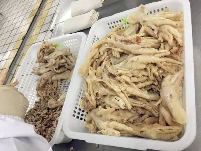 直播!无骨鸡爪到底是怎么去骨的?跟我们去廖