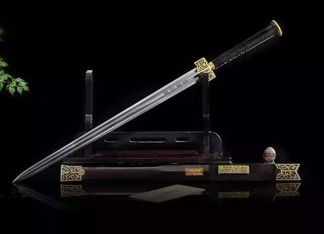 剑身则呈双槽设计,槽线中百炼钢所独有的纹理清晰可见,剑身以传统手法