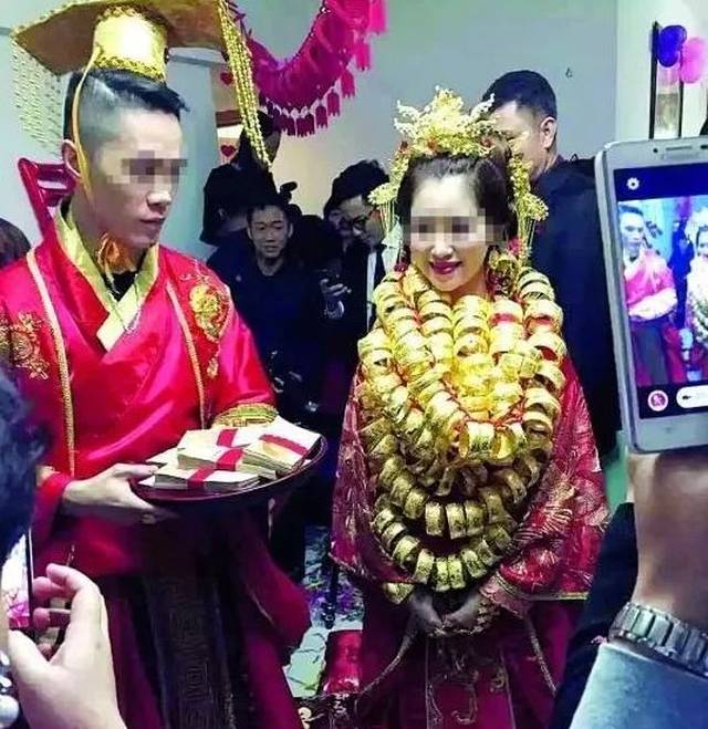 2017年意尔康千金和龙帝欧少主的婚礼 婚纱来自movous couture,头纱