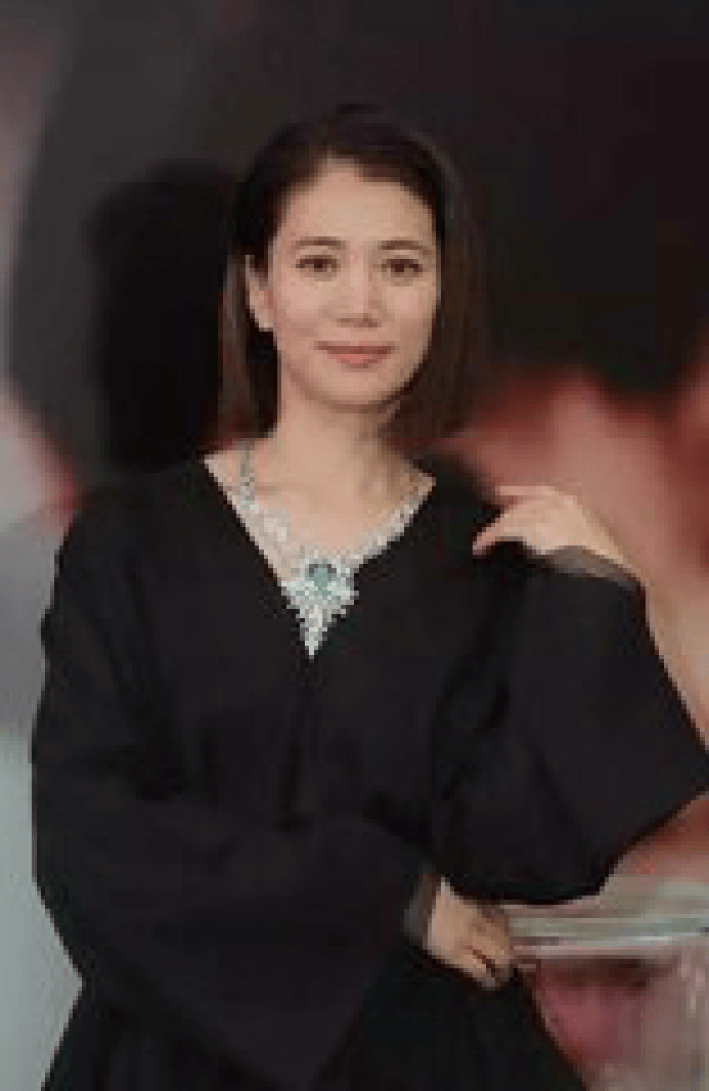 女星婚内出轨,败光两任身价过亿丈夫财产,是克