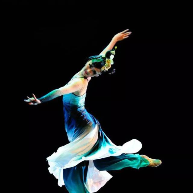 表演:王念慈(北京舞蹈学院) 唯美古典舞《空谷幽兰》 【 版权声明】