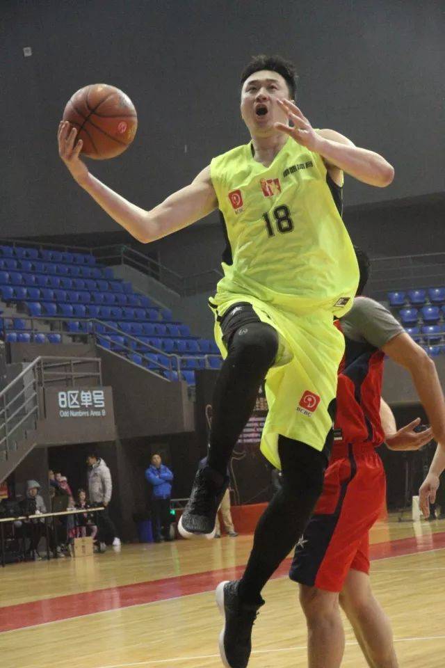江苏昆山汉东篮球队四人得分上双,11号曲帅得到25分4篮板