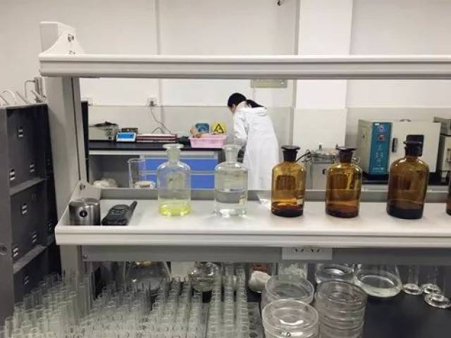 直播!无骨鸡爪到底是怎么去骨的?跟我们去廖