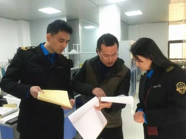 直播!无骨鸡爪到底是怎么去骨的?跟我们去廖