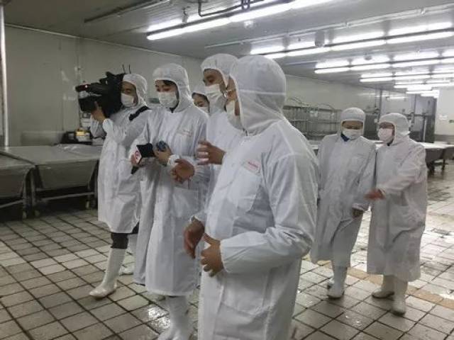 直播!无骨鸡爪到底是怎么去骨的?跟我们去廖