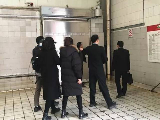 直播!无骨鸡爪到底是怎么去骨的?跟我们去廖