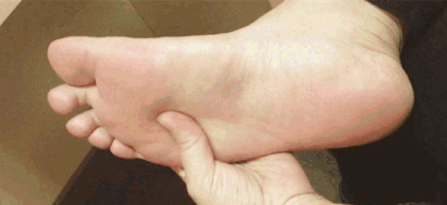 两手对掌搓热后,以左手擦右脚心,以右手擦左脚心,早晚各1次,每次搓