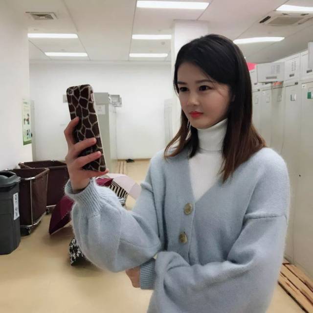 自拍拿手机的正确姿势 12b2dc0ca3ef41a3a4e2252668879d1e.jpeg