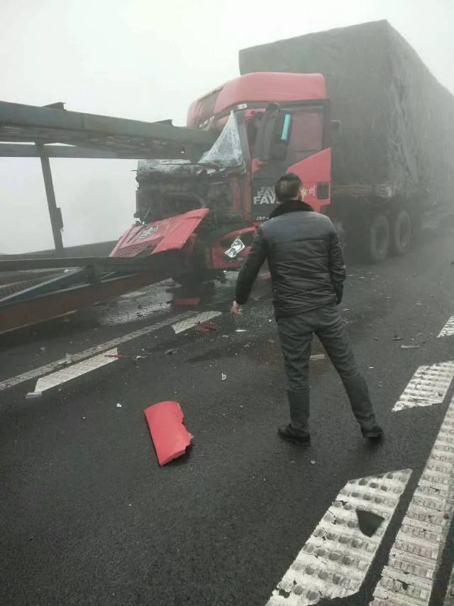 突发:重庆高速路发生连环车祸!一车撞七车!现场惨烈!