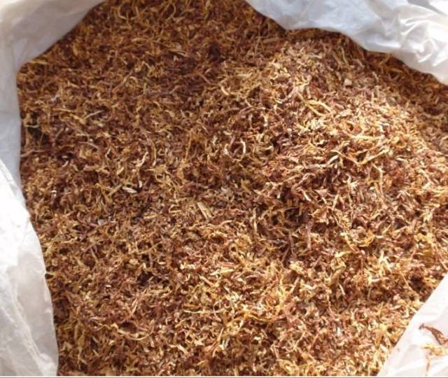 香烟的烟丝有纸屑,难道这是假烟?