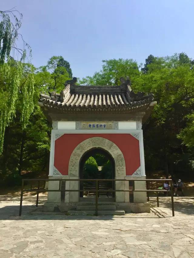 慈济寺建于清代,在古时候曾用来祭祀花神,所以被大家称为"花神庙".