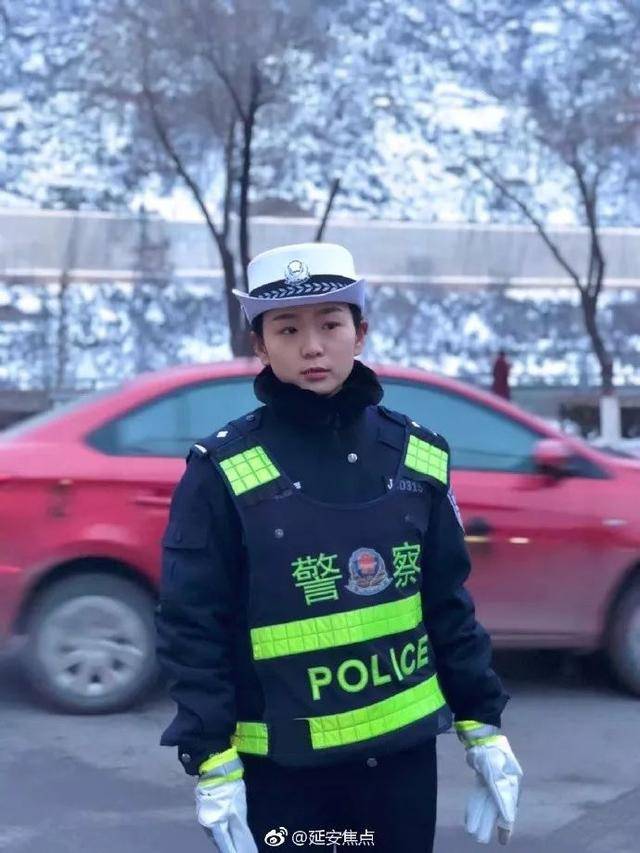 延安网红美女交警比西安的不差看起来也是萌萌哒小姐姐