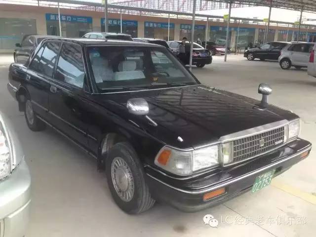 一辆1993年的丰田皇冠,大爱绒布座椅啊!
