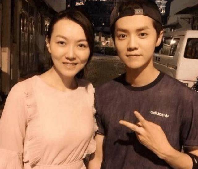 鹿晗被母亲逼婚,与关晓彤热恋同居疑似好事将