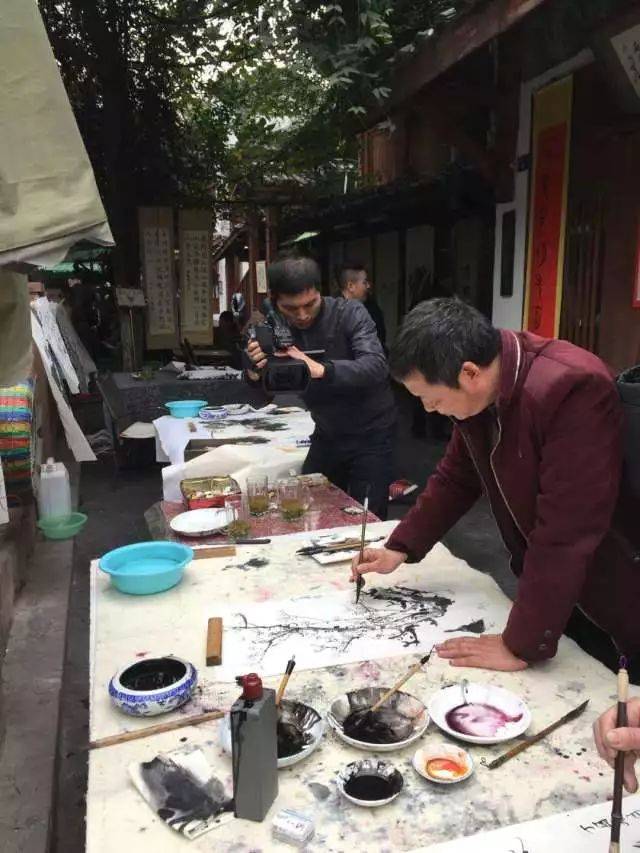 自幼习画,青少年时代师从四川已故著名花鸟大师邱应昌和著名彩墨山水