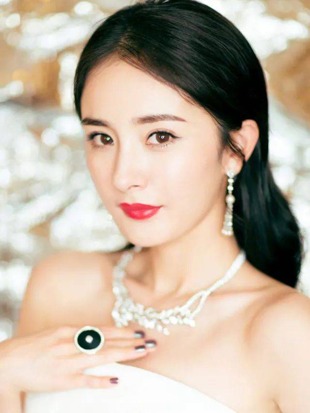 新的一年打算换什么新唇色?看看女明星们给你示范咯