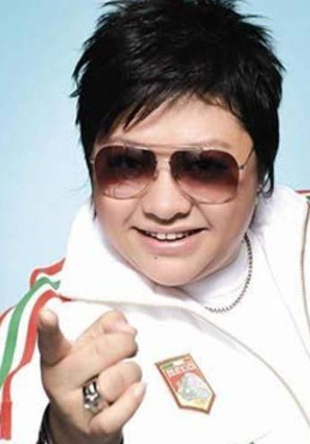 公开结婚的第一对同性恋明星,当众拥吻 你觉得