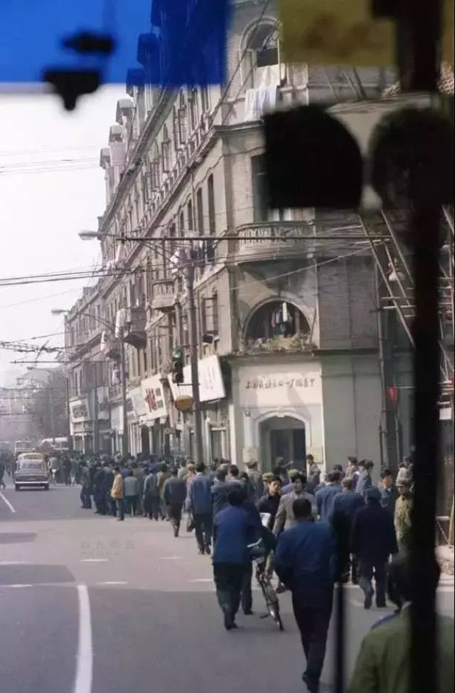 上海南京路步行街36年前的模样,大街上都是蓝色,黑色的棉服