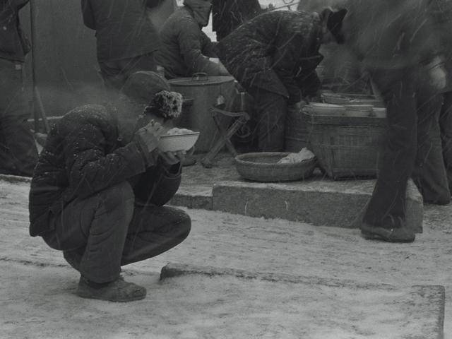 1985年,中国陕西省凤翔县的农民蹲本地上吃早饭.