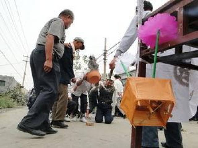 人死后出殡时孝子为什么一定要摔盆?并非礼节,而是有深刻寓意!