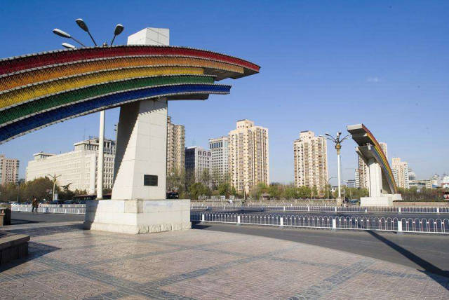 长安街复兴门新版彩虹桥初露真容,春节前建成,为京城大年添喜庆