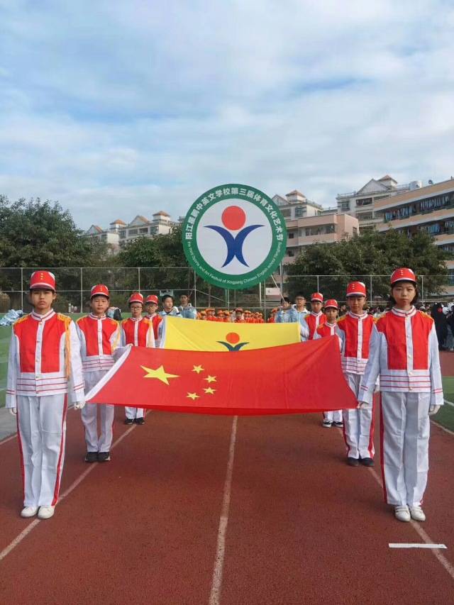 在雄壮的乐曲声中,师生们在学校运动场拉开了校运会的帷幕