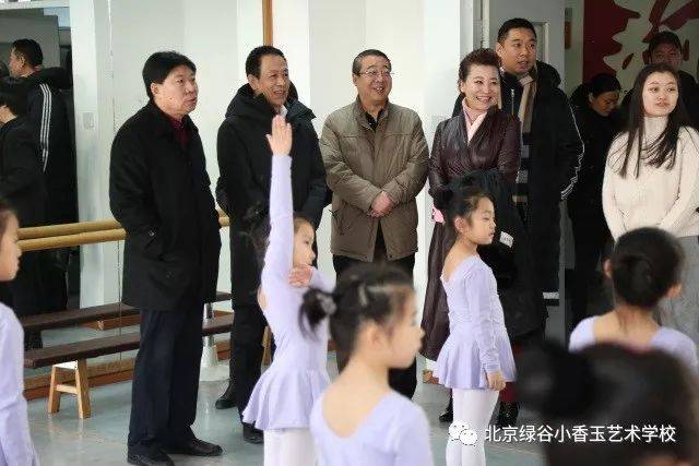 小香玉艺术学校校园资讯市教委委员王定东来我校调研