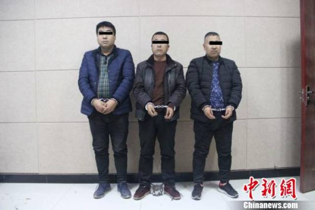 宜川警方抓获的贩毒人员和吸毒人员. 警方供图 摄