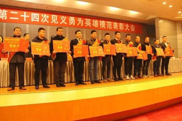 赞!南安职工何伟获评福建省见义勇为模范!!