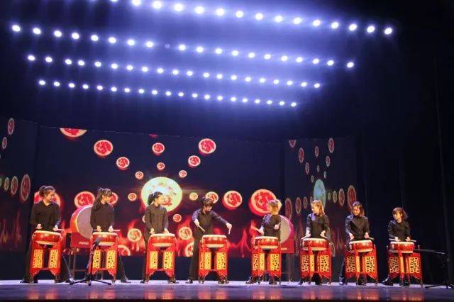 八大锤组合的京剧锣鼓合奏《闹天宫》,传统韵味引发观众强烈共鸣,赢得