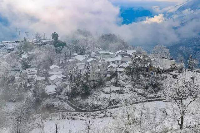 朴实的雪 雪后石棉县安顺彝族乡安宁湖新村.雪中的村庄格外动人.