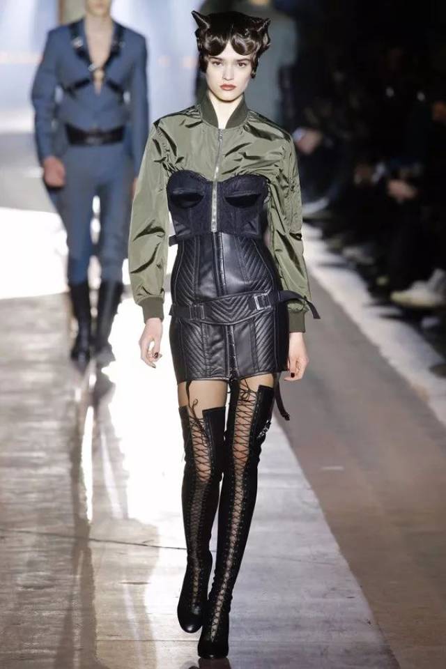 moschino 2018秋冬男女装秀| 暗黑哥特风,酷与性感