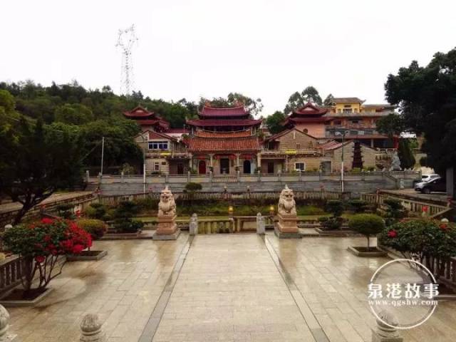 泉港这个藏着唐朝古寺和烽火台遗址的村子里,还有一场花灯巡游的"烟火