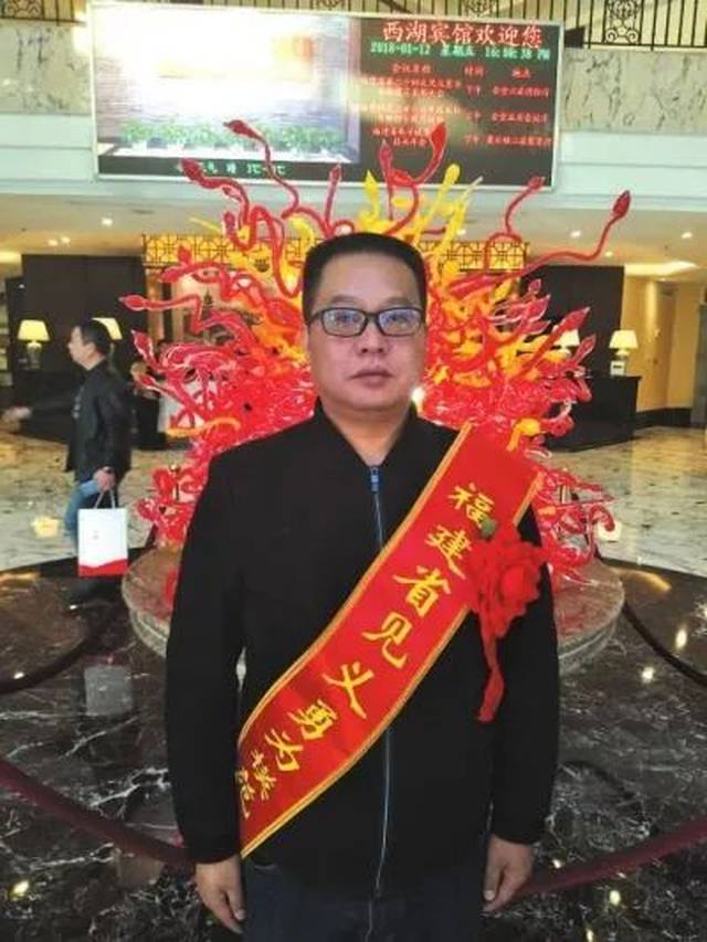 赞!南安职工何伟获评福建省见义勇为模范!!