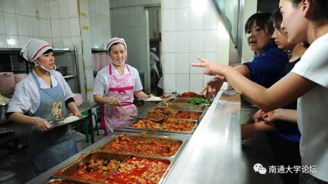 所以说高校食堂大妈是个辛苦活