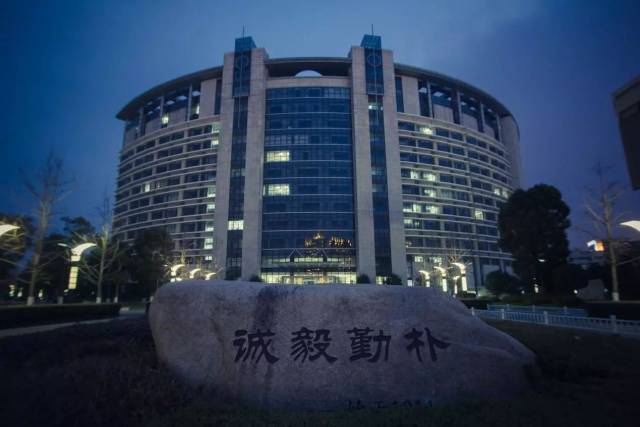 是走过校训石碑, 黑夜里, 也不忘"诚毅勤朴".