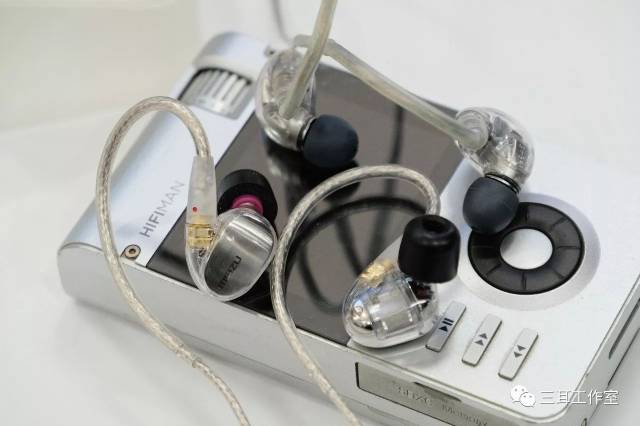 魅族发布了神似舒尔846的旗舰耳塞Live 我们现