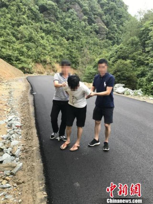 民警抓获涉案嫌疑人 朱琴 摄