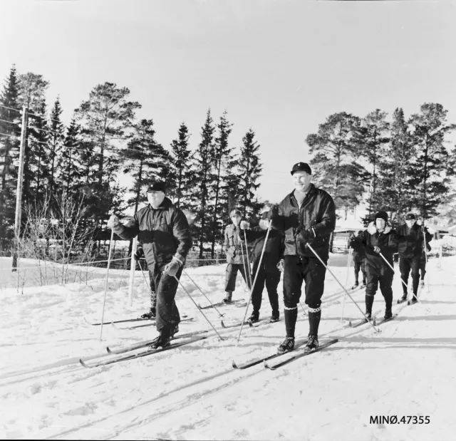 挪威第二位国王kong olav v  1969年在hedmark郡滑雪  photo