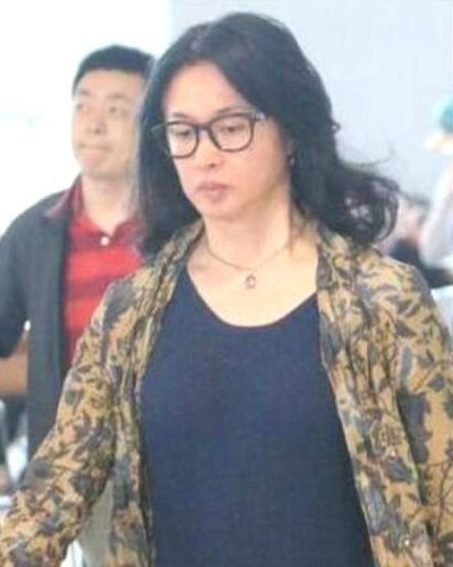 50岁金星素颜生活照曝光 网友惊呼判若两人(图)