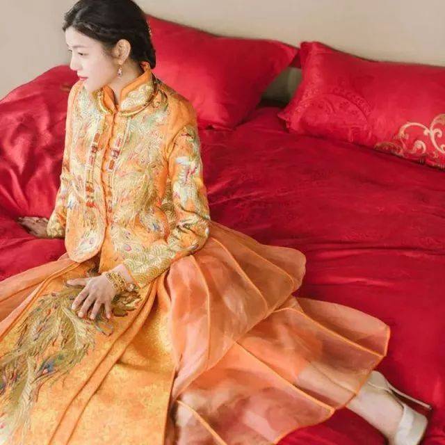 比如陈妍希结婚穿的, 就是一条橘色带点薄纱设计的褂裙, 相比起传统