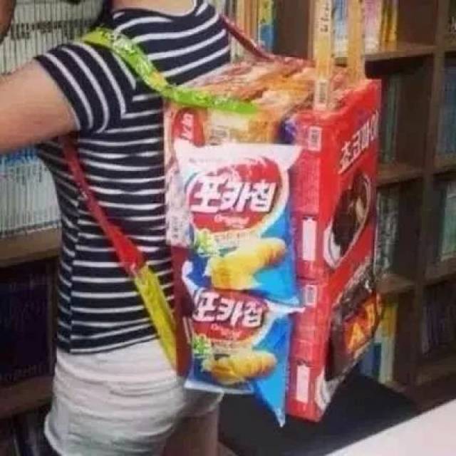 你有你的零食书包,我有我的年货背包