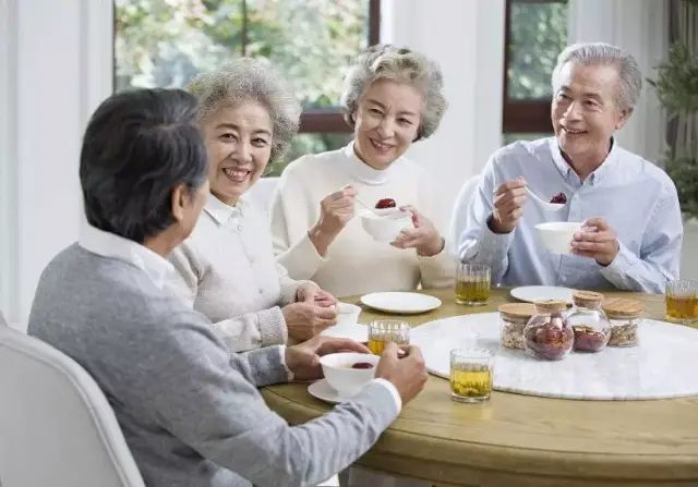 随着衰老,生活半径变得越来越小,吃饭成为我们老年人为数不多的乐趣之